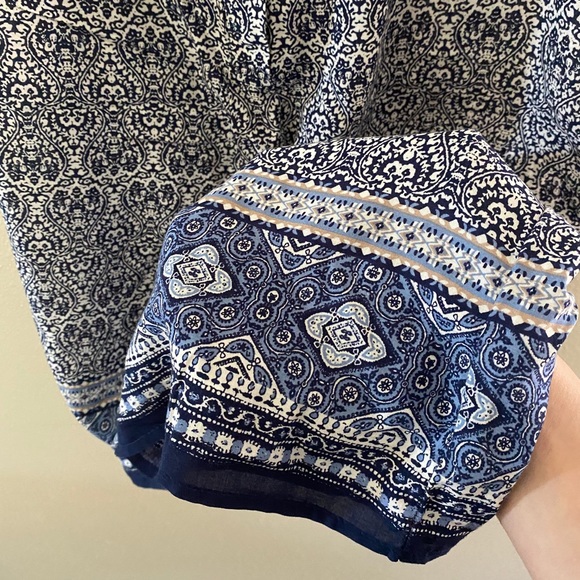 Ava Christine Patterned Sleeveless Blouse - Picture 2 of 5